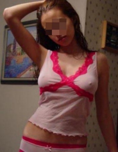 Femme expérimentée de Lyon adorant la pipe sans capote