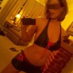 Fille tr&egrave;s chaude appr&eacute;ciant la pipe en gorge profonde