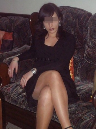 Jeune Femme désire une queue poilue à sucer à Pierre-Bénite