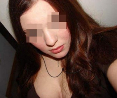 Belle fille veut pomper une queue poilue sur Saint-Cyr-au-Mont-d'Or