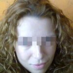 Belle fille qui aime la dilatation extr&ecirc;me