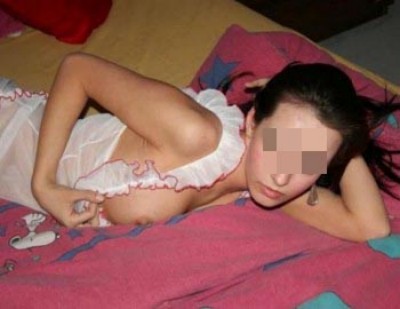 Jolie petite salope désire des queues bien poilues à sucer sur Bron